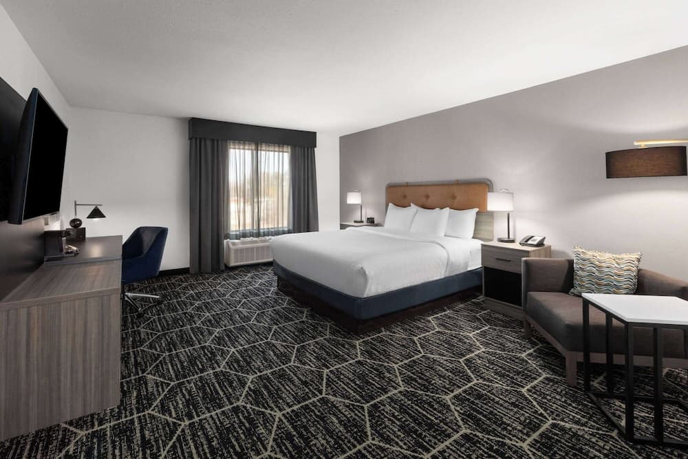 La Quinta Inn & Suites by Wyndham Meridian featured exterior or lobby in Meridian, MS — similar hotel