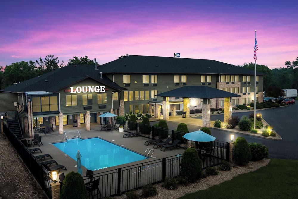 Best Western Park Oasis Inn featured exterior or lobby in Mauston, WI — similar hotel