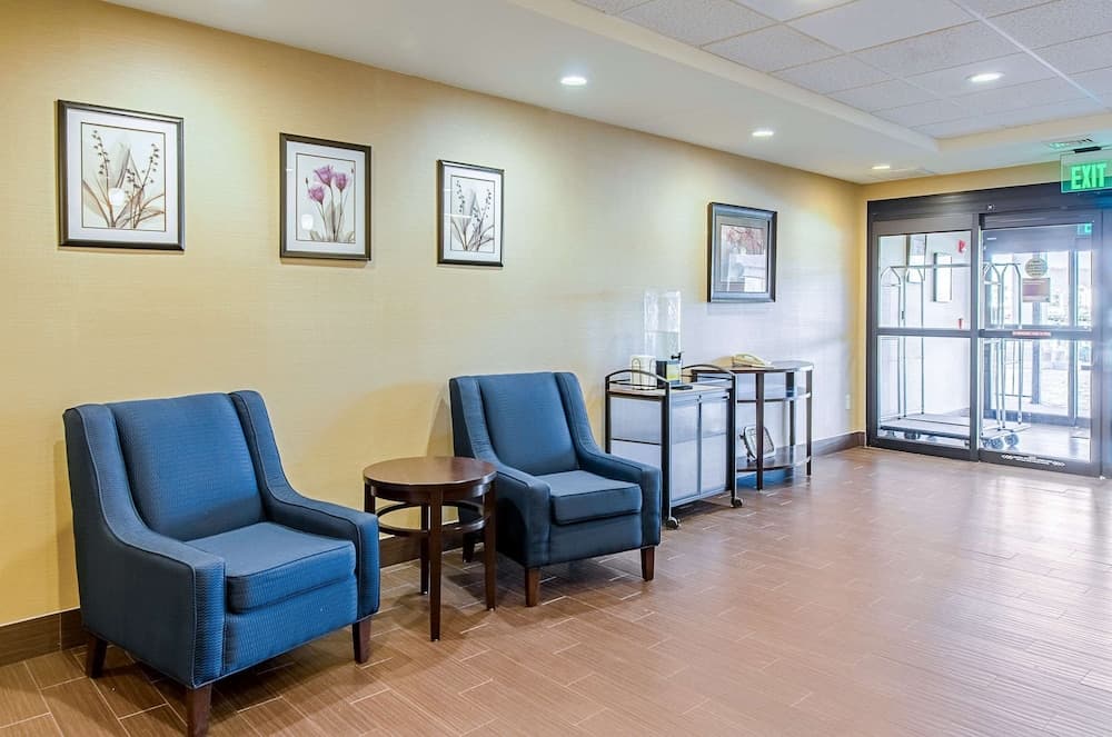 Comfort Suites Wytheville near Conference Center interior in Wytheville, VA — gallery photo 2
