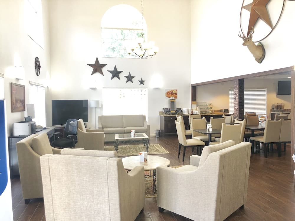 Quality Inn & Suites Kerrville interior in Kerrville, TX — gallery photo 2