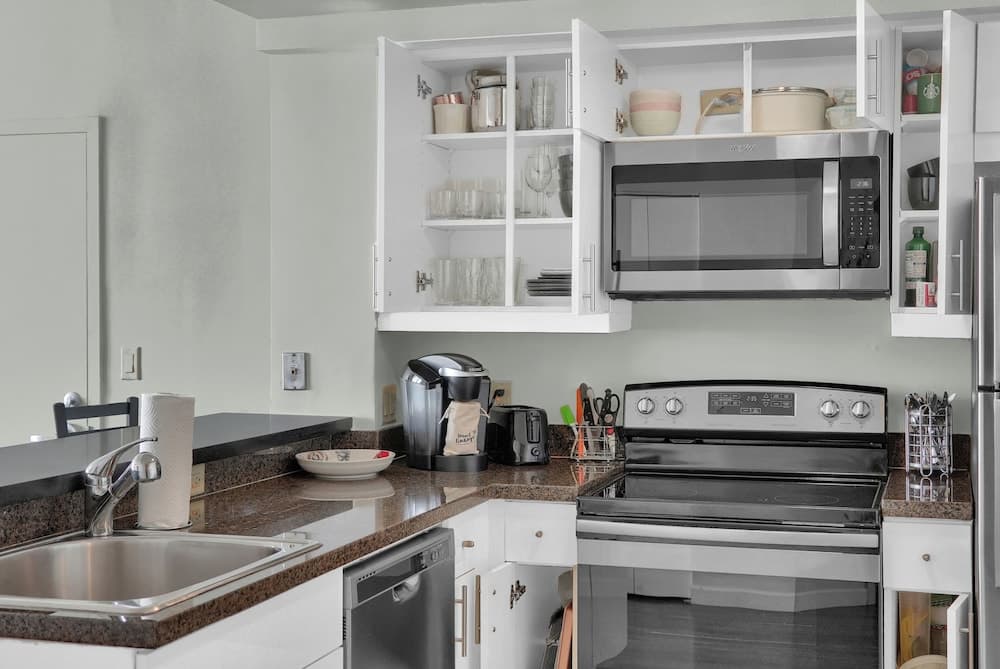 Spectacular Bay View 1bd 2baths in Grove property views in Miami, FL — gallery photo 3