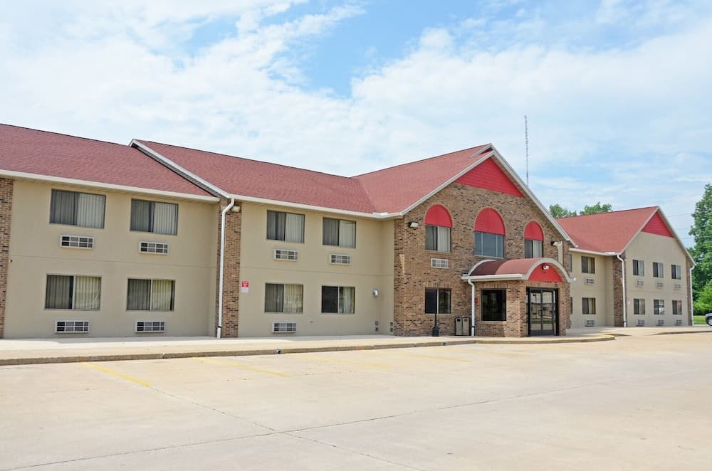 Heritage Grand Inn featured exterior or lobby in Canton, IL — similar hotel