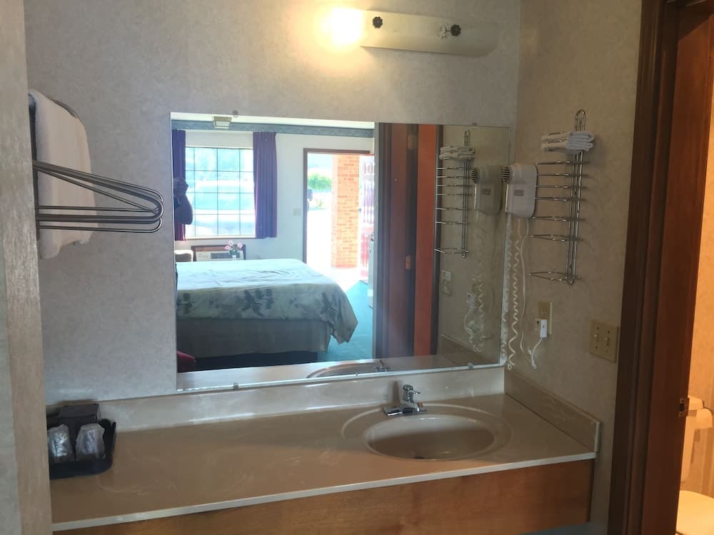 Americas Inn interior in Bardstown, KY — gallery photo 2