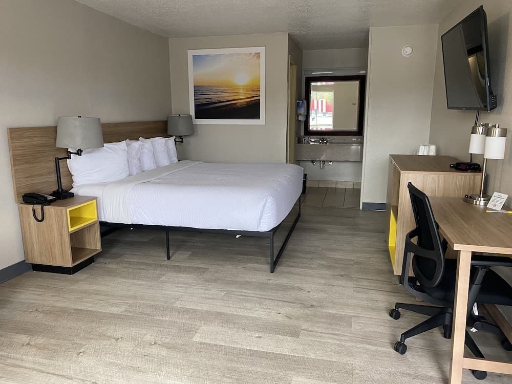 Days Inn by Wyndham Brunswick/St. Simons Area interior in Brunswick, GA — gallery photo 2