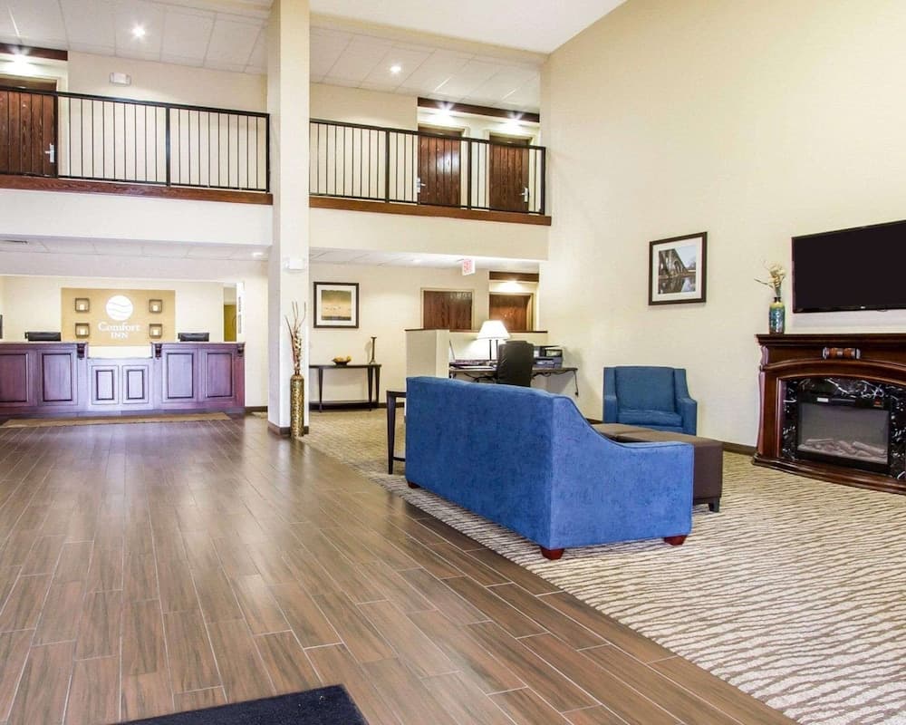Comfort Inn Poplar Bluff North interior in Poplar Bluff, MO — gallery photo 2