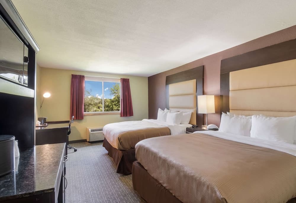 Clarion Inn interior in Hurley, WI — gallery photo 2
