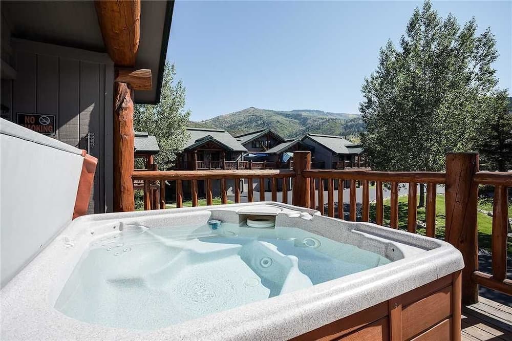 Saddle Creek Townhomes by Pioneer Ridge Management interior in Steamboat Springs, CO — gallery photo 2