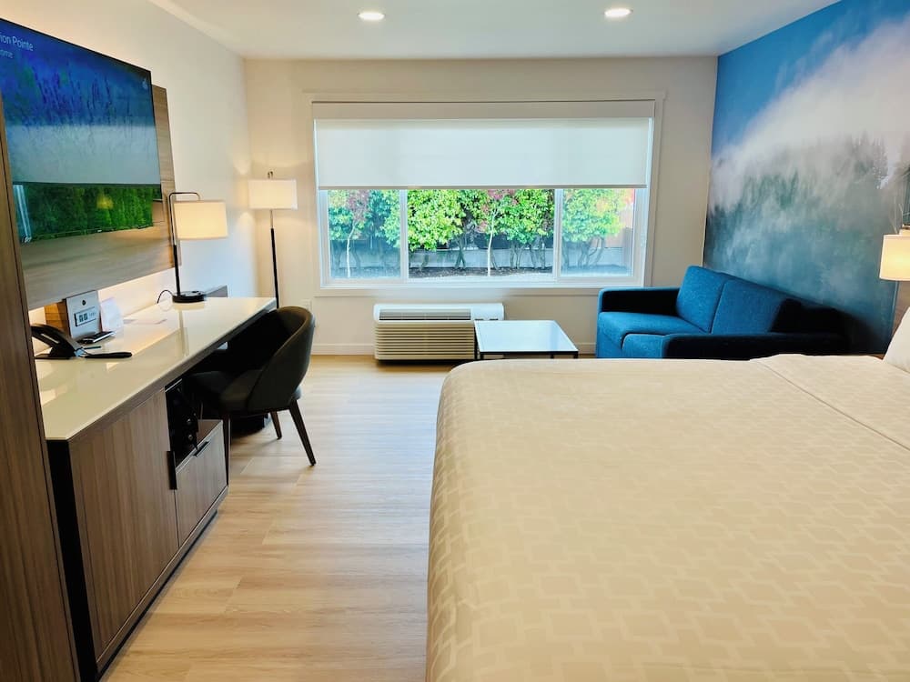 Clarion Pointe Mount Vernon - Burlington featured exterior or lobby in Mount Vernon, WA — similar hotel