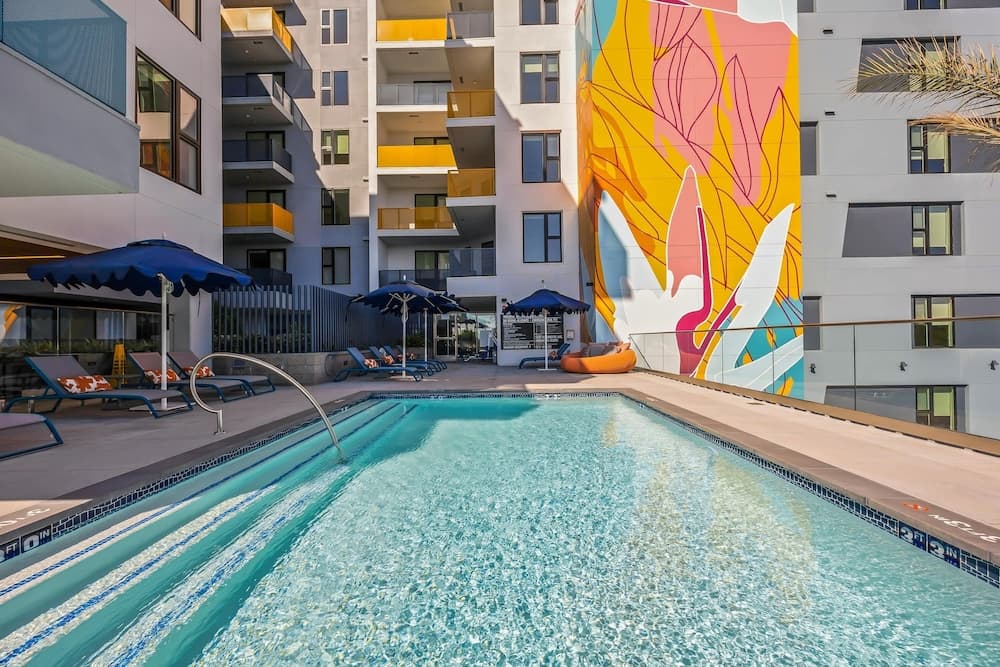 Luxury 2BR by Oneluxstay featured exterior or lobby in Los Angeles, CA — similar hotel