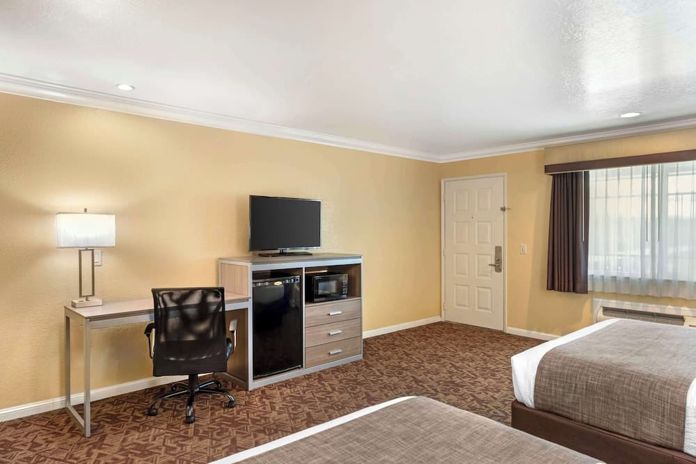 Best Western Hanford Inn property views in Hanford, CA — gallery photo 3