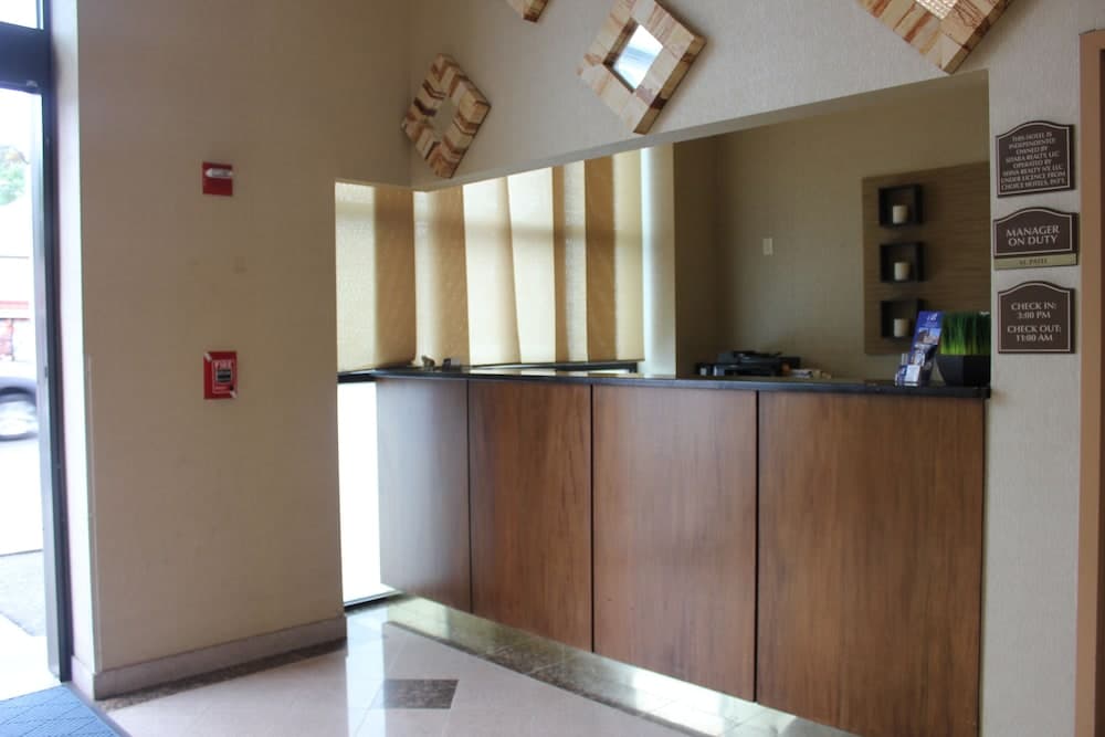 Bellerose Inn interior in Bellerose, NY — gallery photo 2