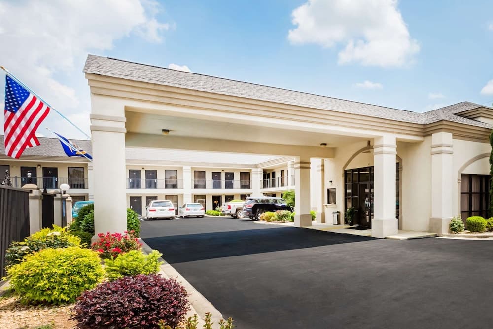 Days Inn by Wyndham Oneonta AL featured exterior or lobby in Oneonta, AL — similar hotel