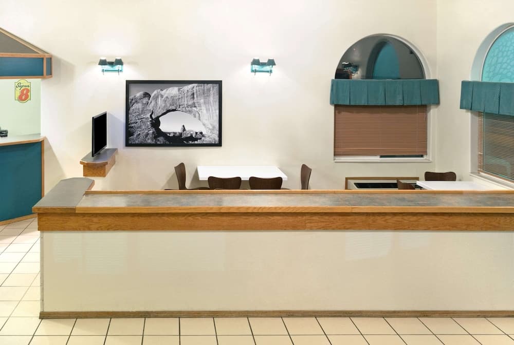 Super 8 by Wyndham Green River interior in Green River, UT — gallery photo 2