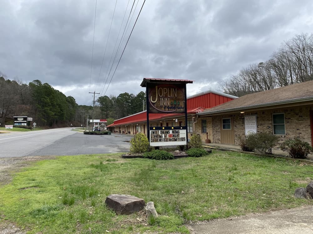 Budget friendly queen studio with full kitchen, two queen beds and sleeper sofa by RedAwning — hotel in Mount Ida, Arkansas