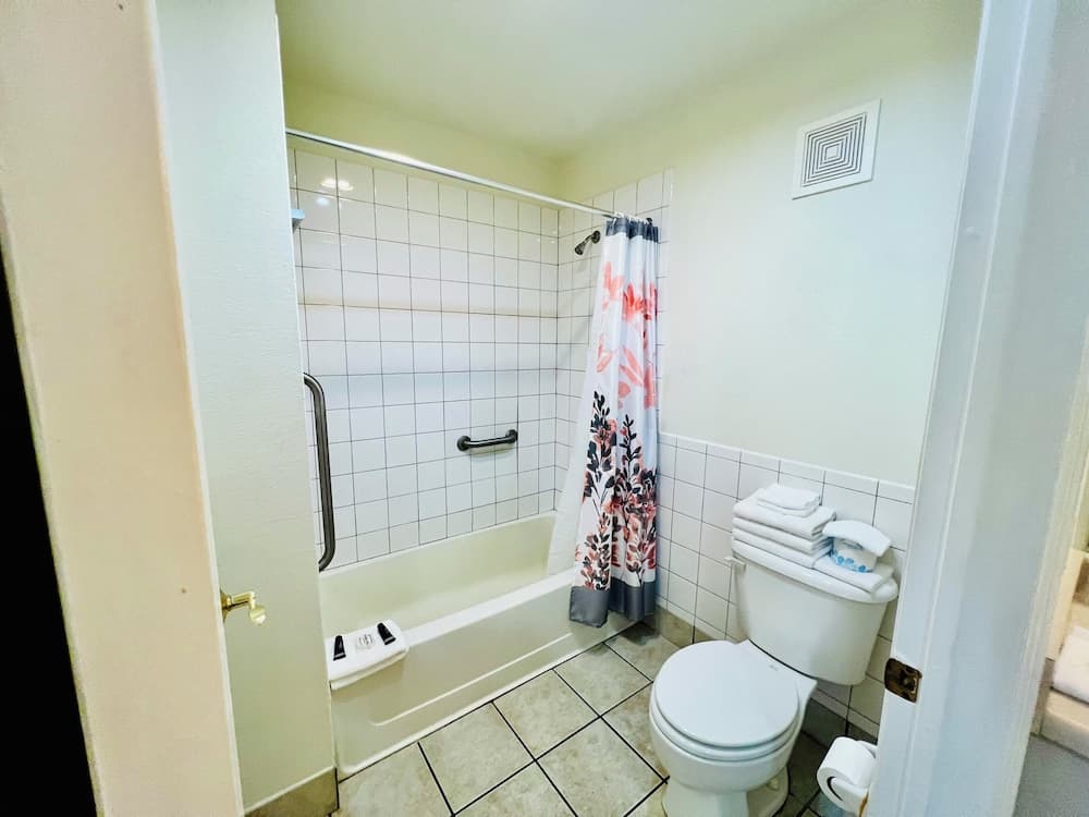 Rodeway Inn Garland Harbor Point gallery photo in Garland, TX — image 8