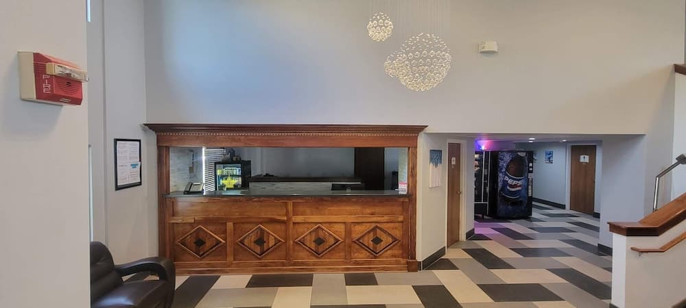 The Royal Inn & Suites interior in Akron, OH — gallery photo 2