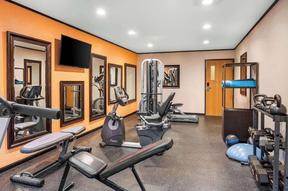 White Pines Inn & Suites property views in Holland, MI — gallery photo 3