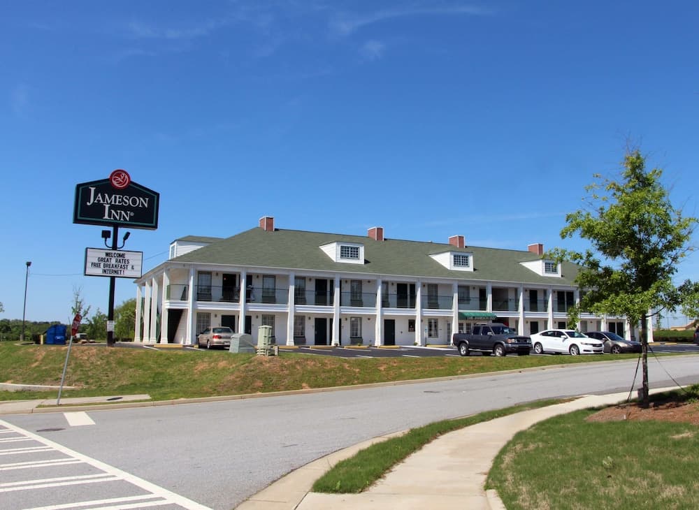 Jameson Inns Oakwood property views in Oakwood, GA — gallery photo 3
