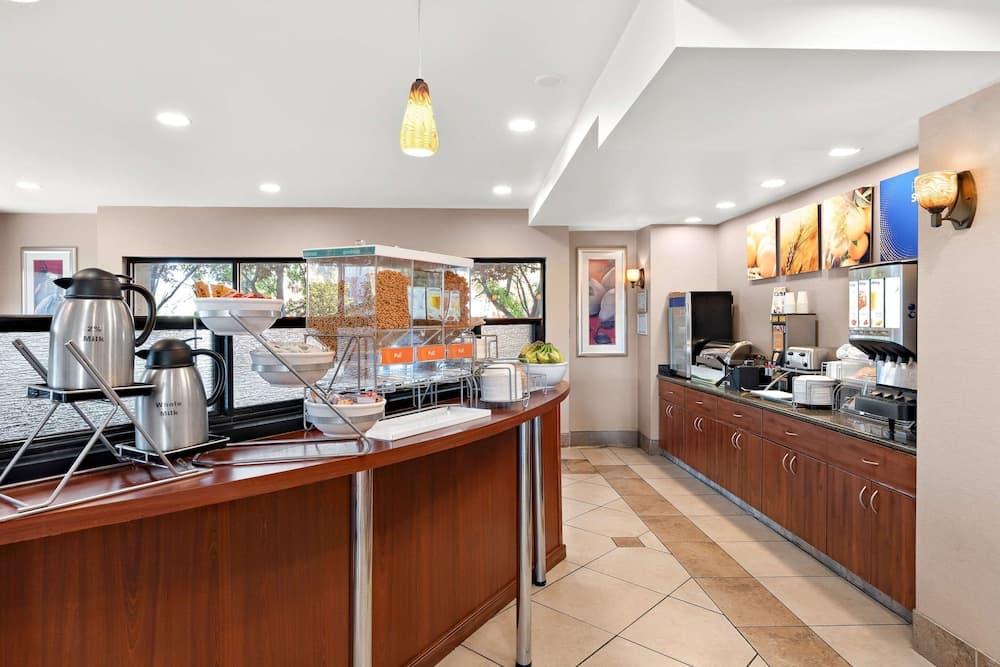 Comfort Suites Vacaville-Napa Valley Area interior in Vacaville, CA — gallery photo 2