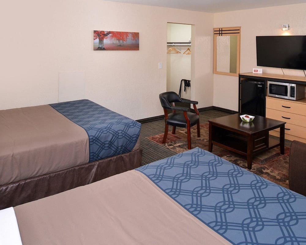 Econo Lodge Rochester I-90 & I-390 property views in Rochester, NY — gallery photo 3