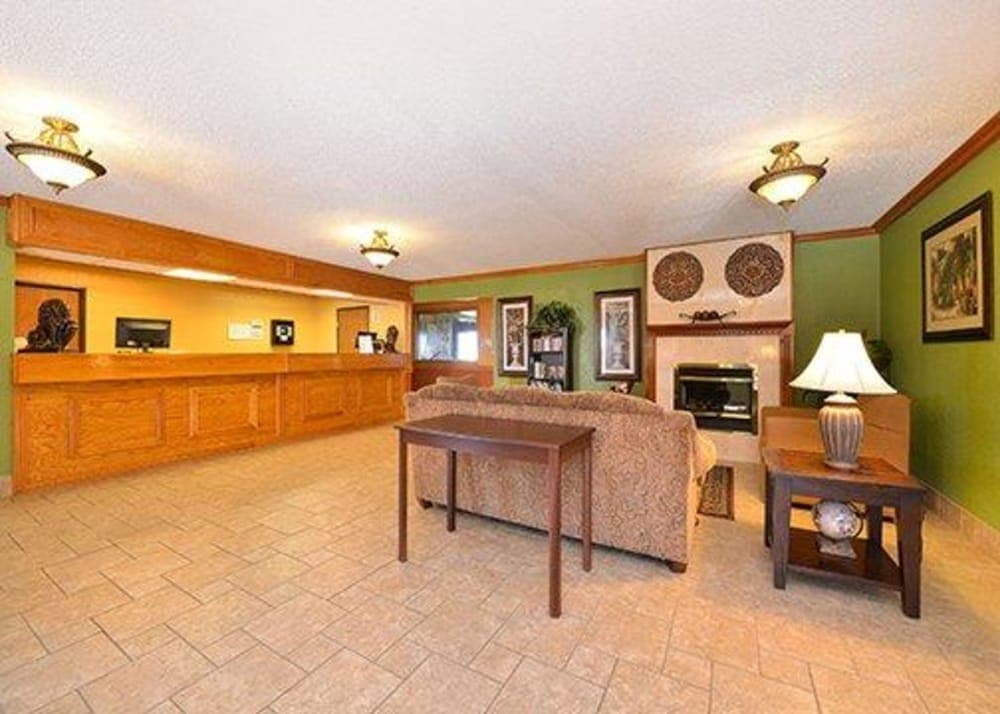Quality Inn & Suites Grinnell near University interior in Grinnell, IA — gallery photo 2