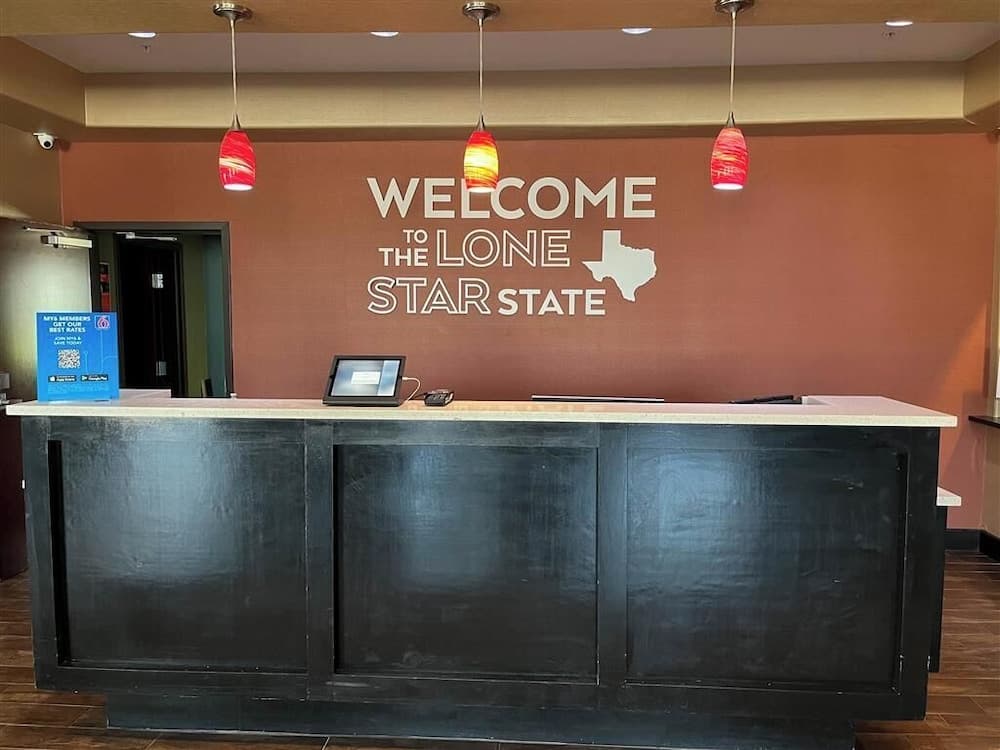 Quality Inn & Suites Pearsall interior in Pearsall, TX — gallery photo 2