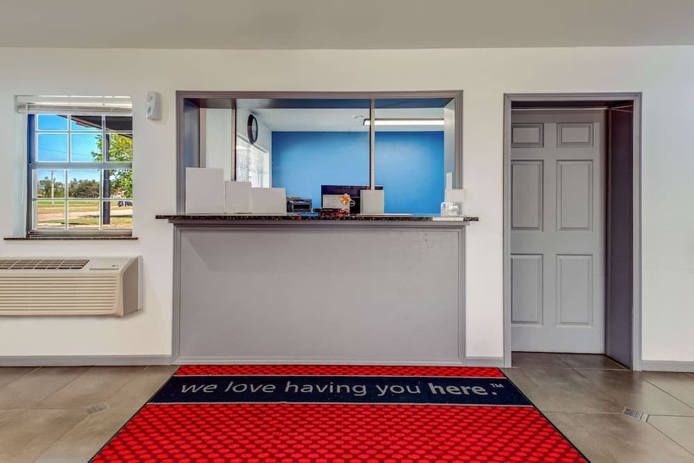 Econo Lodge Inn & Suites Enid South interior in Enid, OK — gallery photo 2