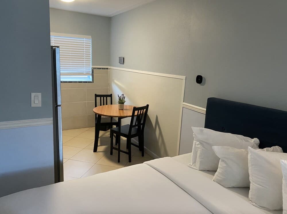 Honu Cove (Age 16+) interior in Deerfield Beach, FL — gallery photo 2