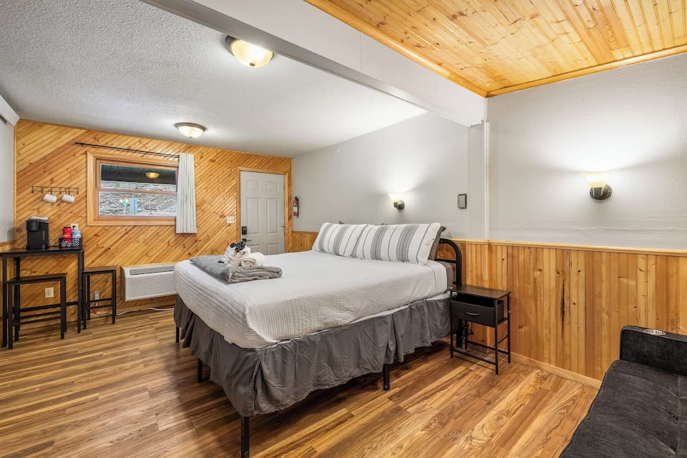 Ponderosa Pines interior in Lead, SD — gallery photo 2