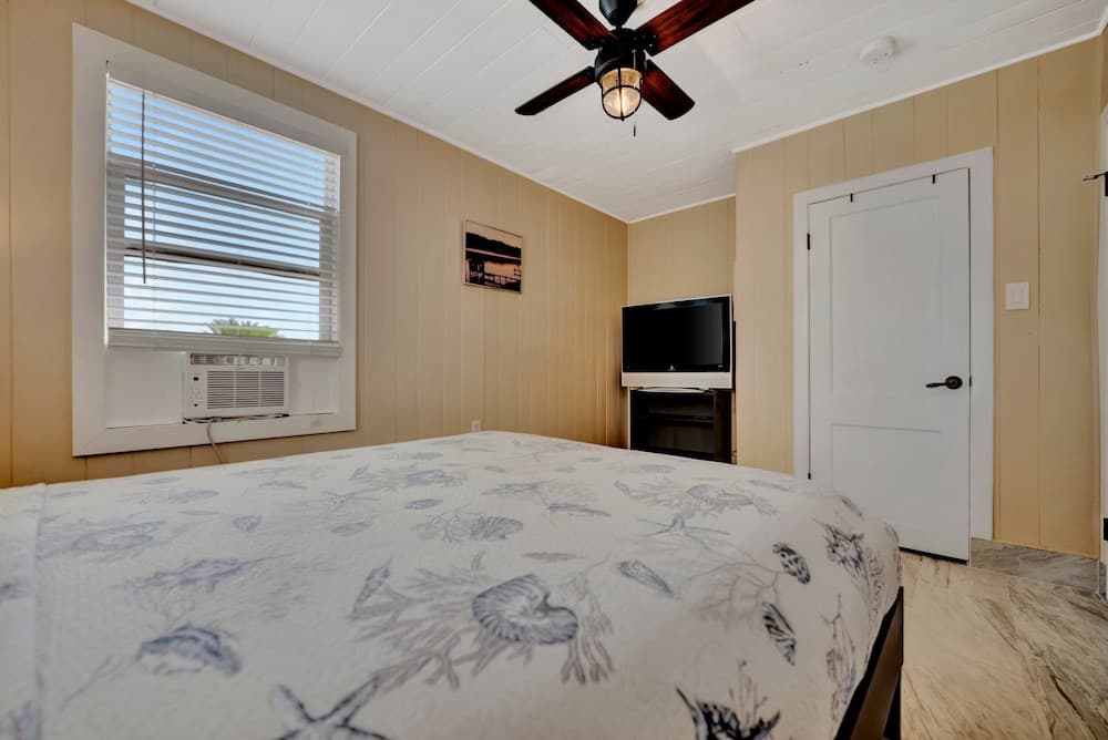 Stones Throw Beachfront Luxury Suites — hotel in Indian Rocks Beach, Florida