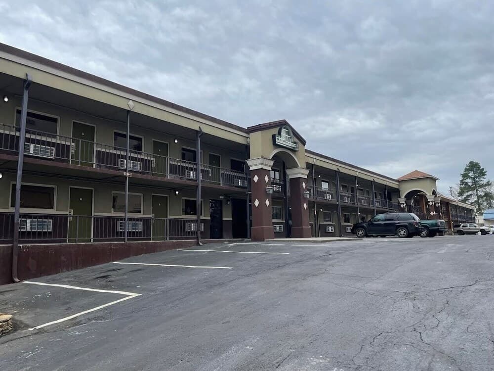 The Derby Inn and Suites featured exterior or lobby in Hot Springs, AR — similar hotel