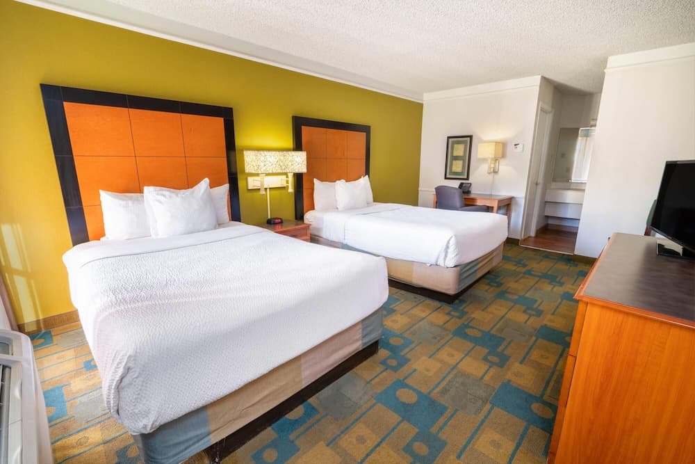Travelodge by Wyndham Phoenix North interior in Phoenix, AZ — gallery photo 2