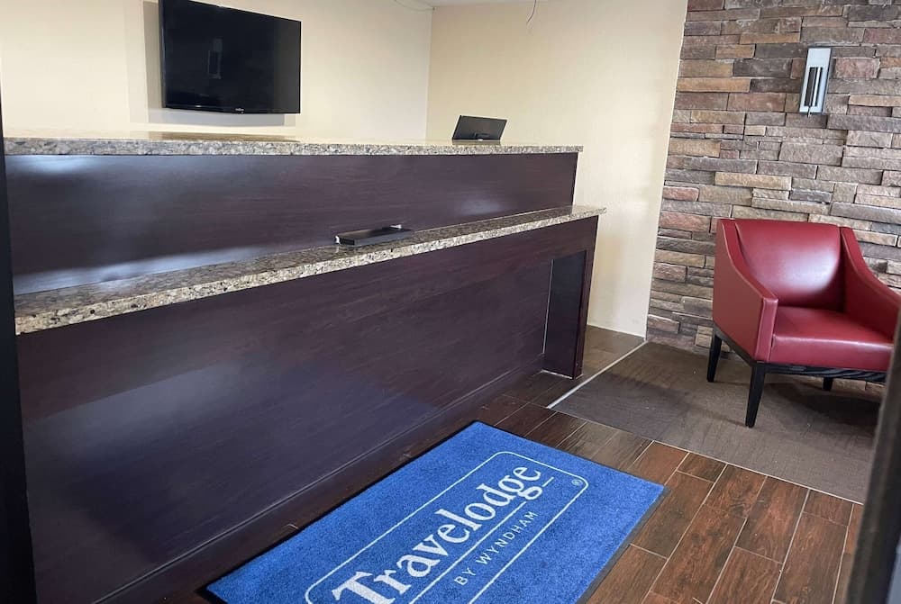 Travelodge by Wyndham Holland/Toledo interior in Holland, OH — gallery photo 2