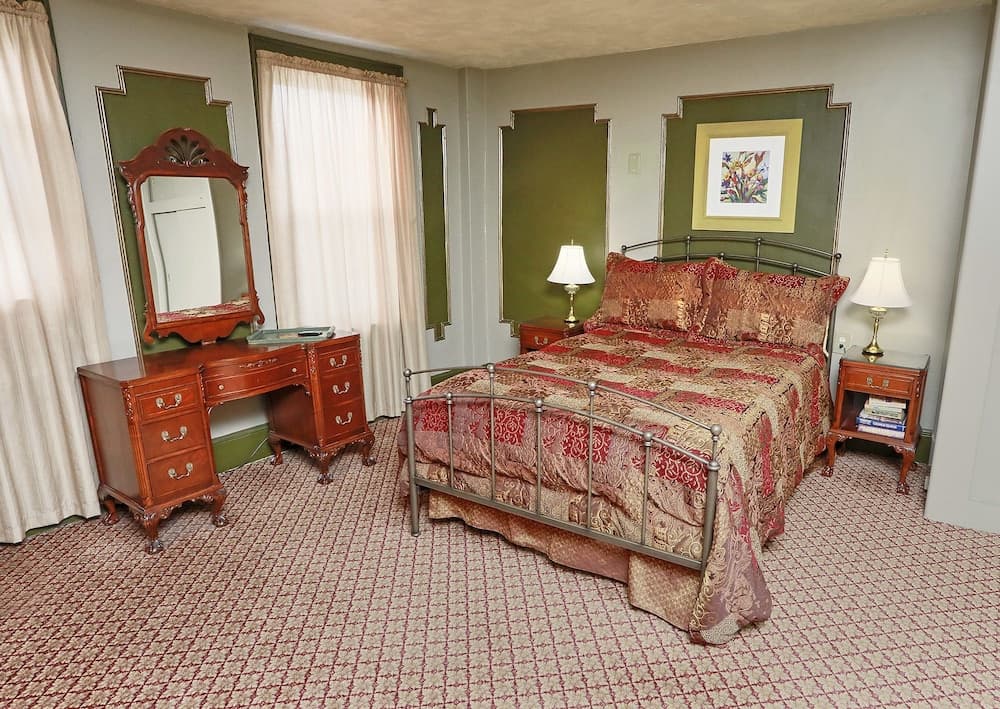 Schwartz's Inn interior in Kingston, NY — gallery photo 2