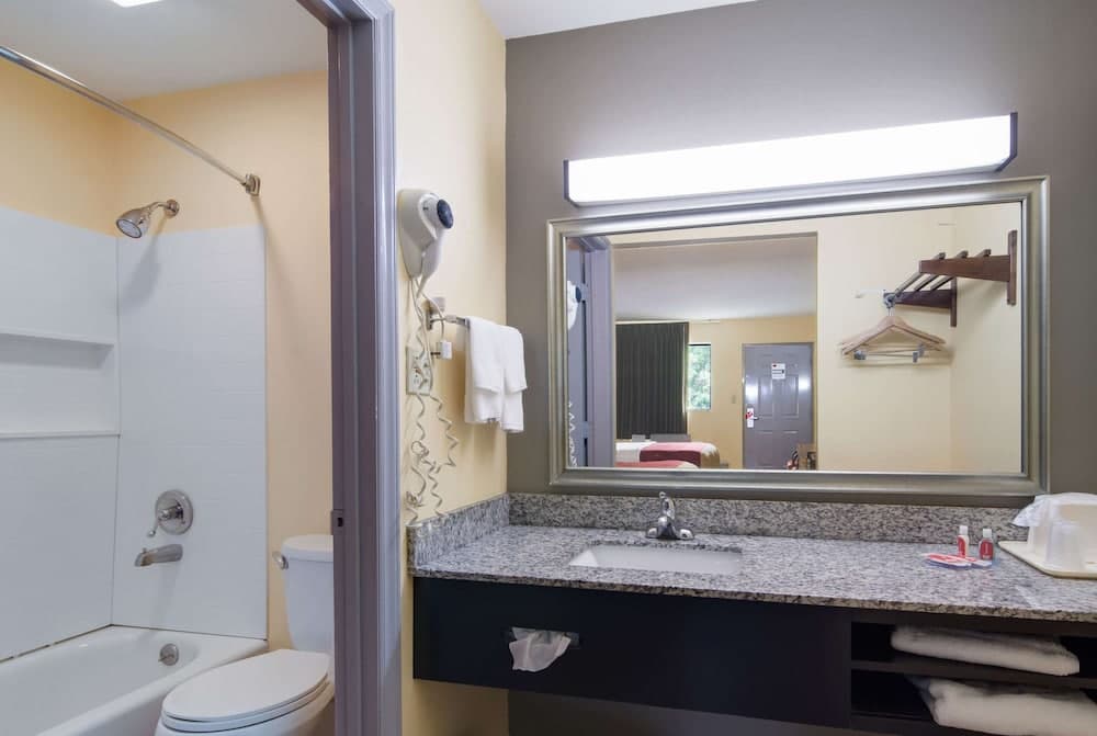 Econo Lodge Battleboro - Rocky Mount I-95 interior in Battleboro, NC — gallery photo 2
