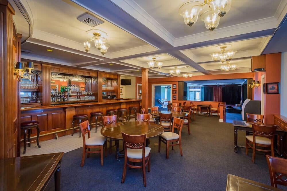 Hill House Inn interior in Mendocino, CA — gallery photo 2