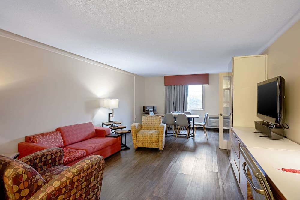 Quality Inn Frontier at U.S. Hwy 30 interior in Clinton, IA — gallery photo 2