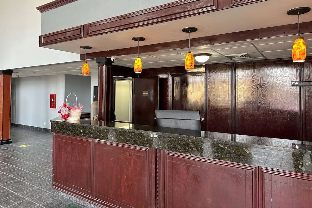 Baymont by Wyndham Flint Airport North interior in Flint, MI — gallery photo 2
