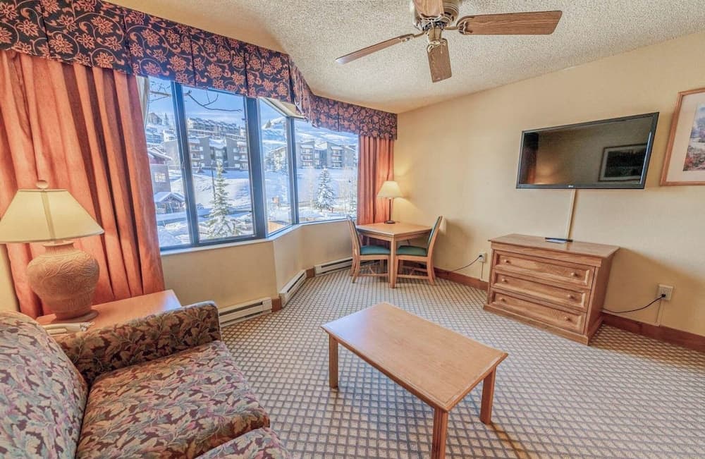 The Grand Lodge by Traverse Hospitality (No Resort Fees) property views in Crested Butte, CO — gallery photo 3