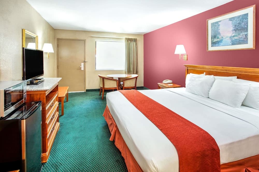 Days Inn by Wyndham Kennesaw property views in Kennesaw, GA — gallery photo 3