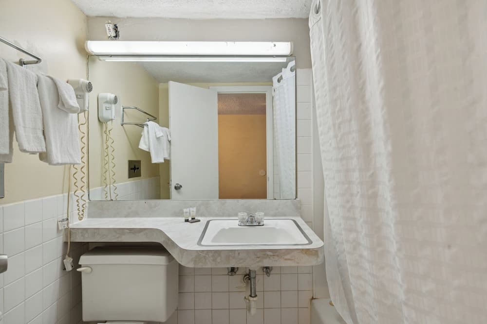 Miami Suites Hotel gallery photo in Toledo, OH — image 8