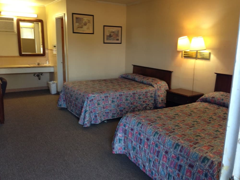 OYO Holiday Capri Motel & Rv Park interior in Booneville, AR — gallery photo 2