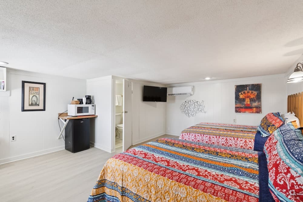 Dave's Last Resort Poolside - Long Stay Discount - Relaxing Cabin 3 1 Bedroom Hotel Room interior in Monticello, IN — gallery photo 2