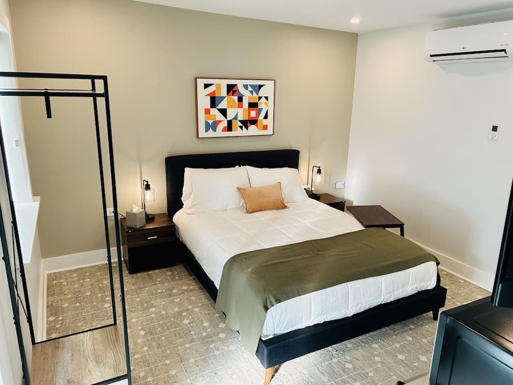 New South Motor Inn interior in Madison, GA — gallery photo 2