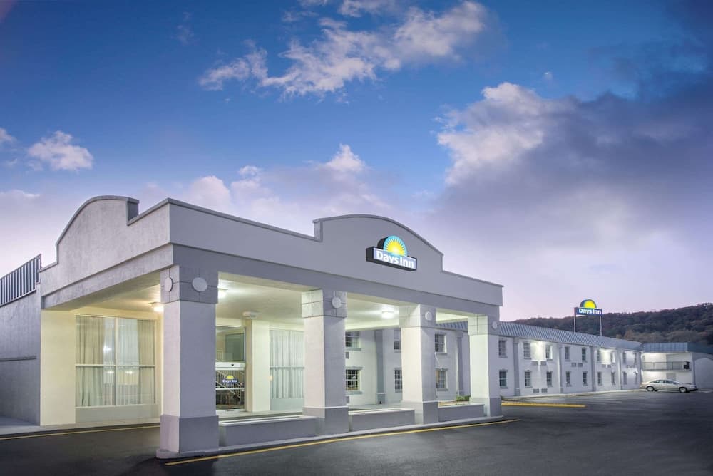 Days Inn by Wyndham Roanoke/Hollins Near I-81 — hotel in Roanoke, Virginia
