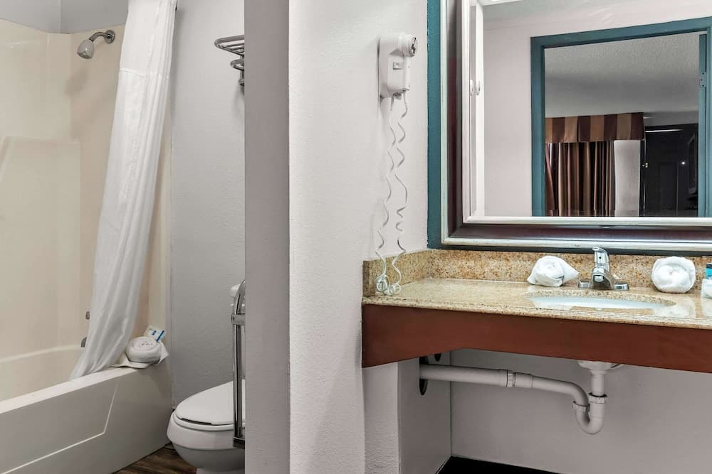 Rodeway Inn & Suites Saginaw I-675 gallery photo in Saginaw, MI — image 40
