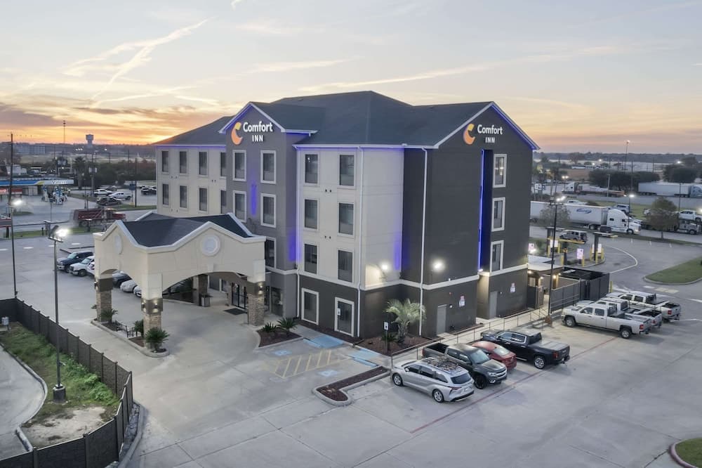 Comfort Inn Orange I-10 property views in Orange, TX — gallery photo 3