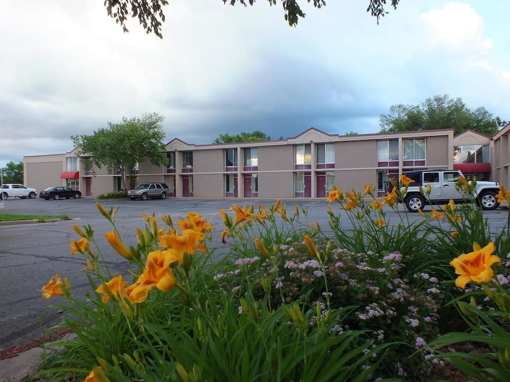 Econo Lodge Brainerd featured exterior or lobby in Brainerd, MN — similar hotel