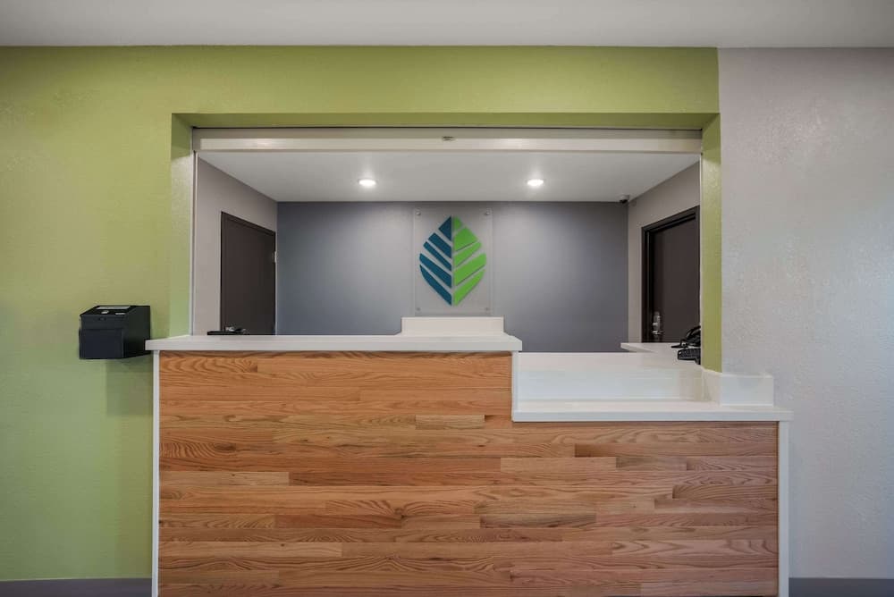 Woodspring Suites Milwaukee - Menomonee Falls interior in Milwaukee, WI — gallery photo 2
