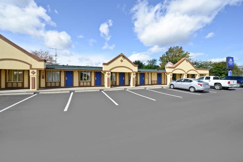 Americas Best Value Inn & Suites Warren Detroit featured exterior or lobby in Warren, MI — similar hotel